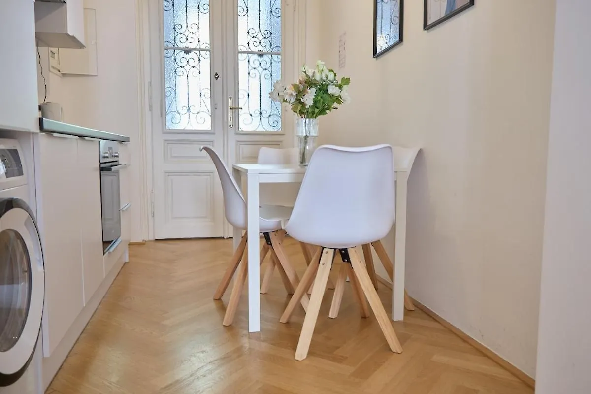 12 Minutes To Schoenbrunn I 5 Minutes To Metro U3 Viena Apartamento