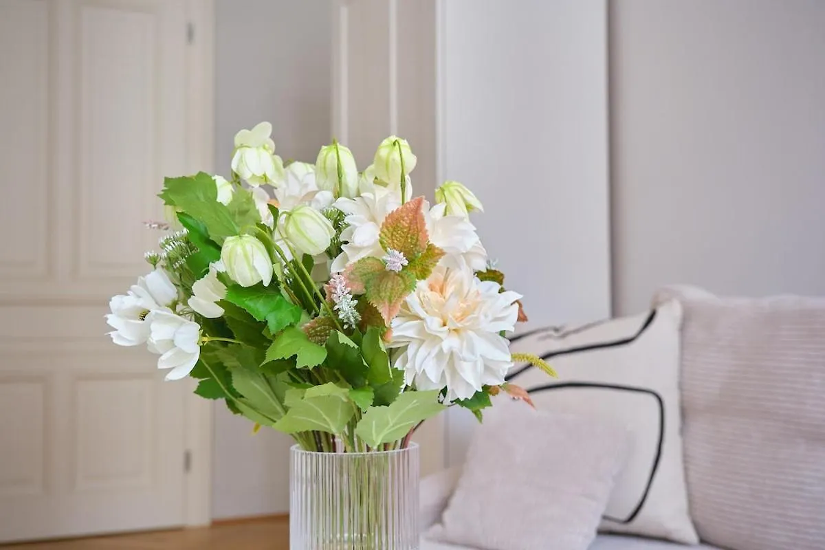 Apartamento 12 Minutes To Schoenbrunn I 5 Minutes To Metro U3 Viena